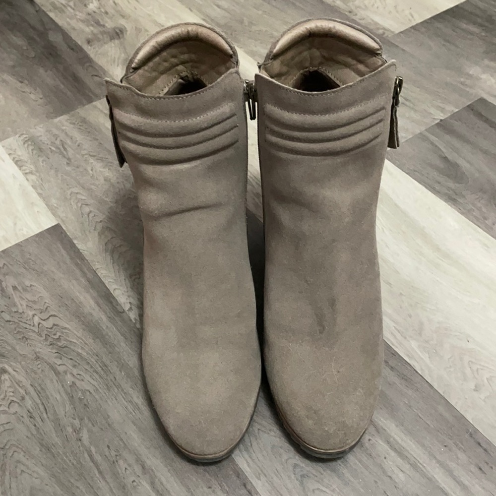 Grey wedge boots. Slightly above ankle height. Sz 10m